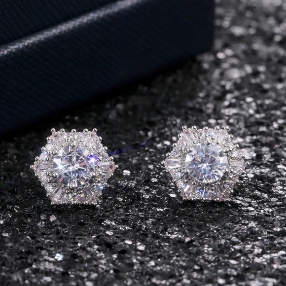 NEW 18K White Gold Diamond Stud Earrings - Picture 5 of 7